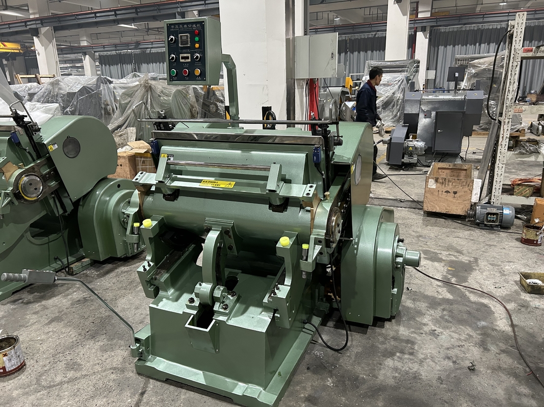 750 mm Max. Maszyna do cięcia cienką o szerokości roboczej dla wyrobów papierniczych
